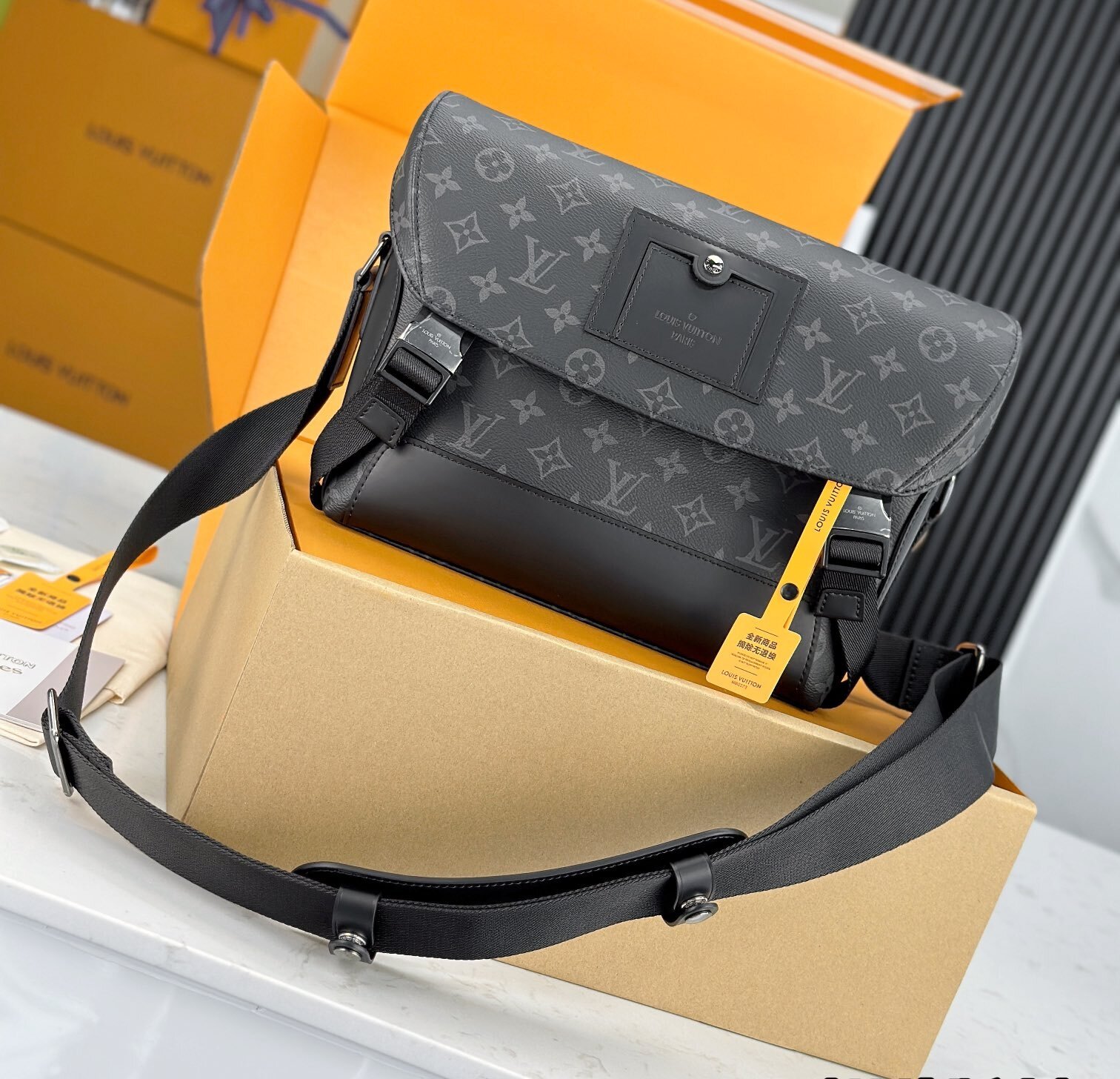 LV M40511